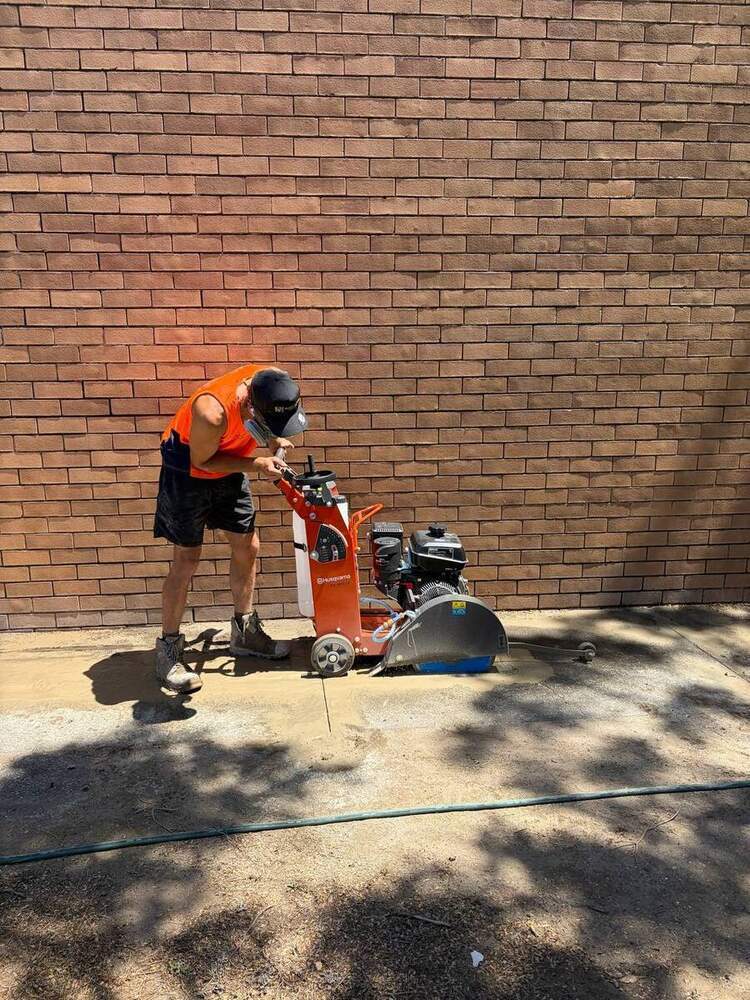 Concrete saw cutting with Husqvarna